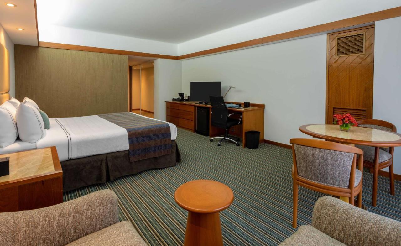 Sonesta Hotel El Olivar Lima Exterior photo A room at the hotel