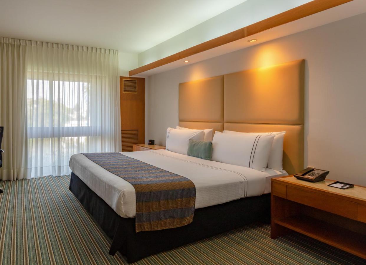 Sonesta Hotel El Olivar Lima Exterior photo A room at the Holiday Inn